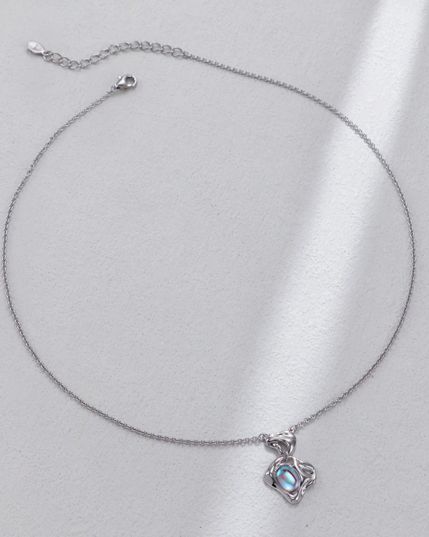 月明かりの夢のネックレス