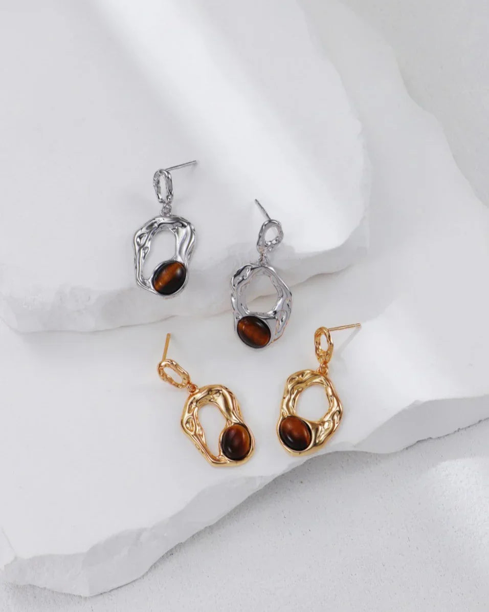 流れるような軌道のイヤリング