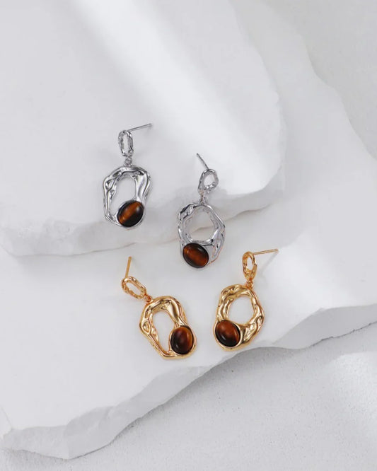 流れるような軌道のイヤリング