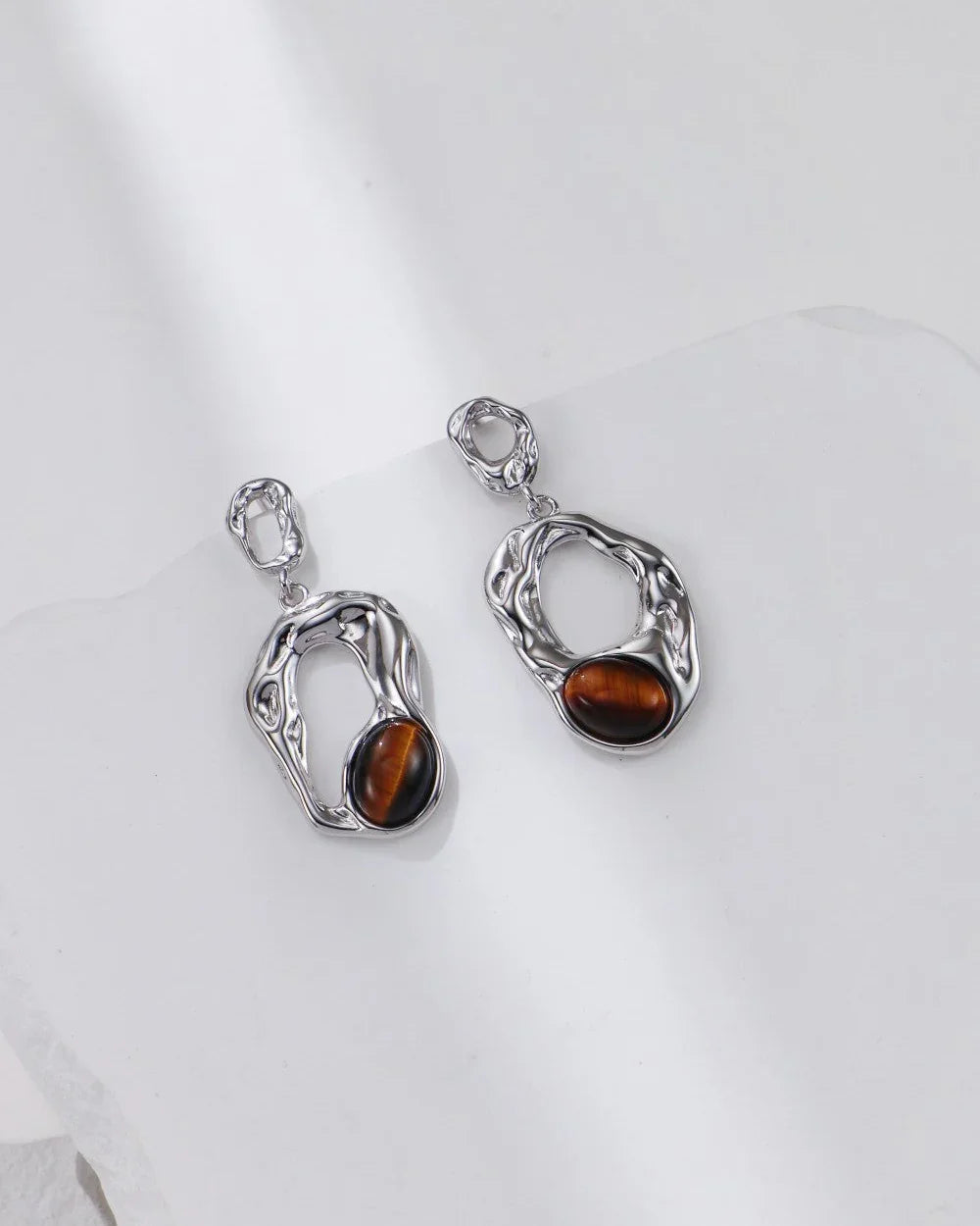 流れるような軌道のイヤリング