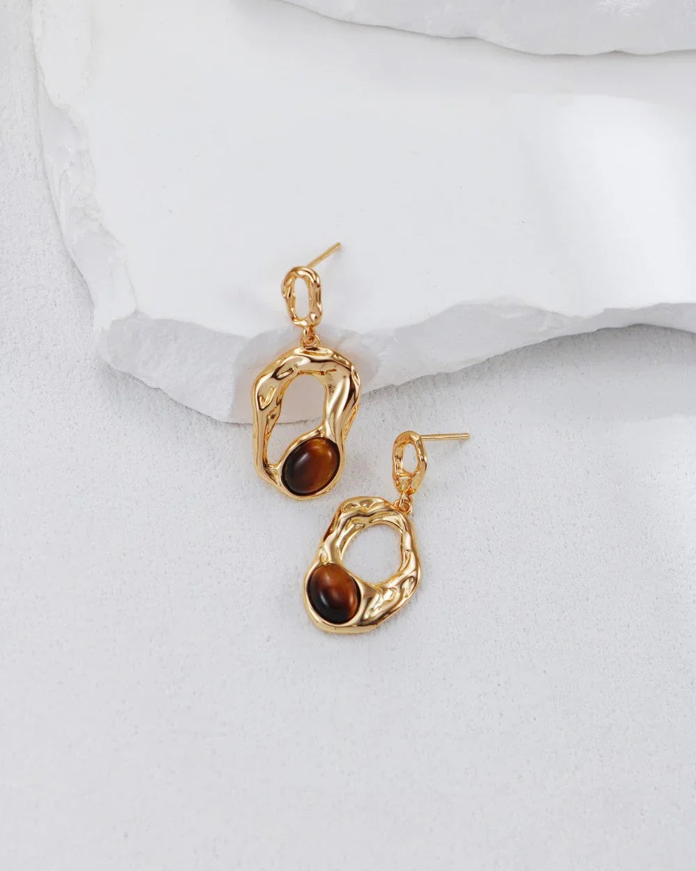 流れるような軌道のイヤリング