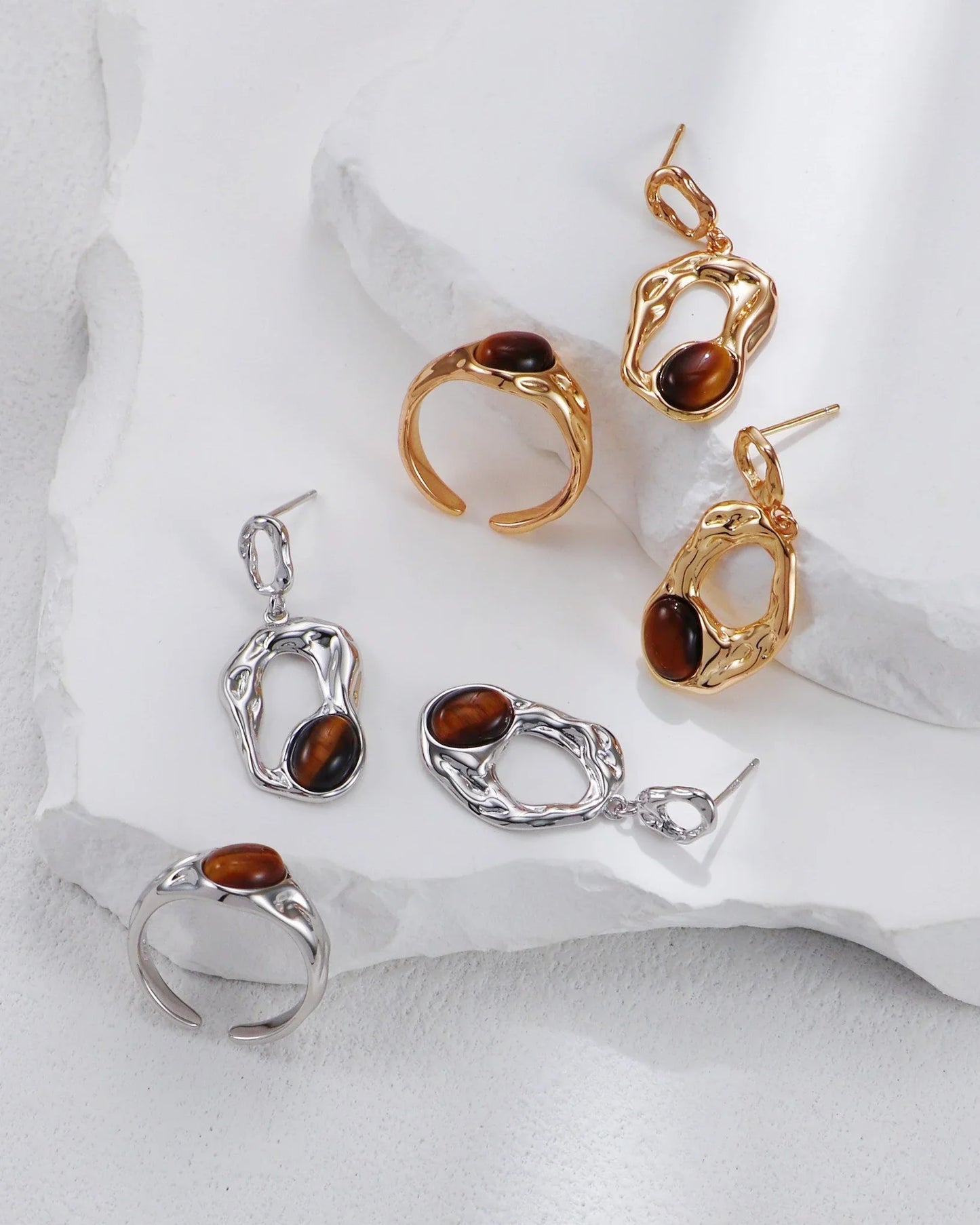 流れるような軌道のイヤリング