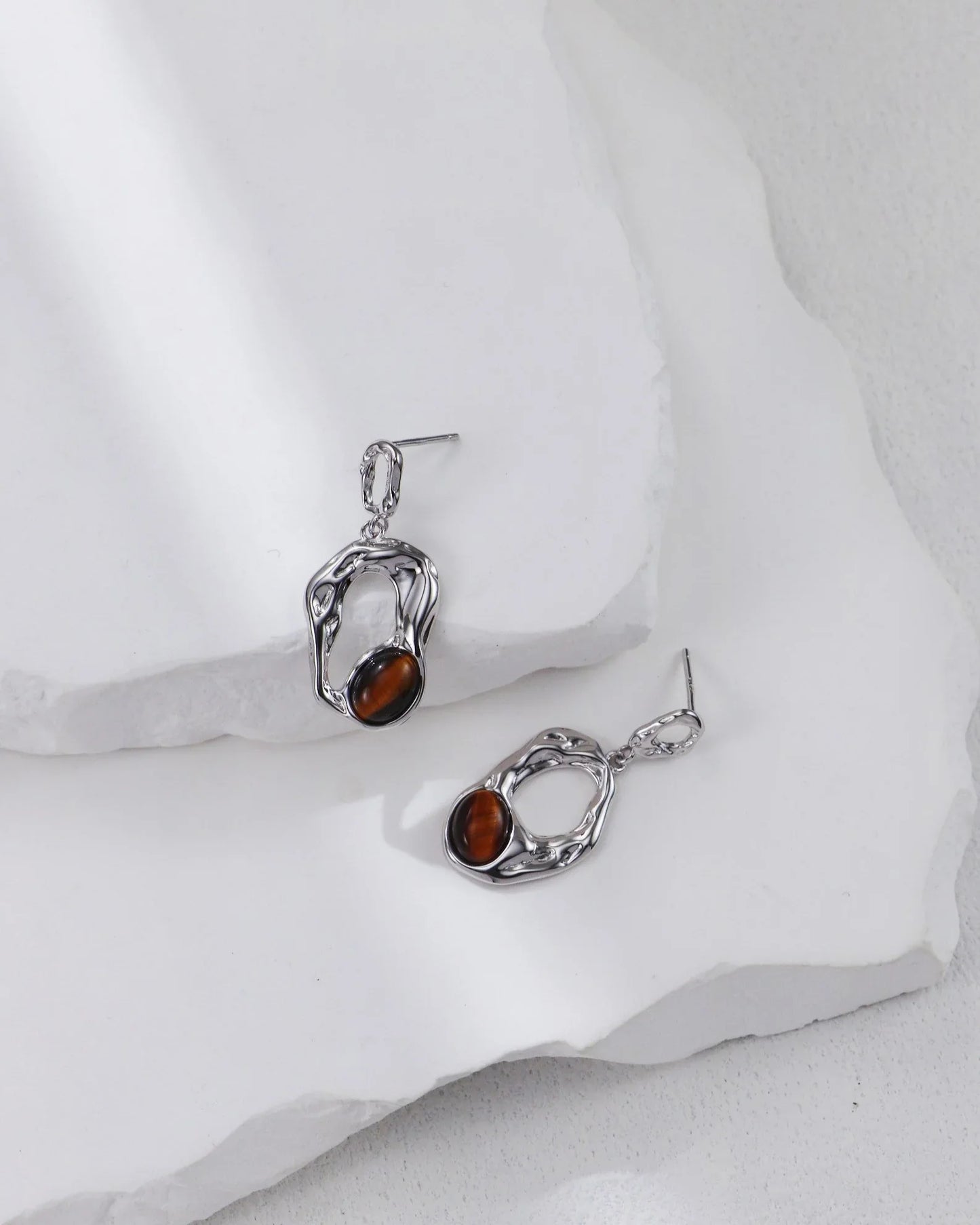 流れるような軌道のイヤリング