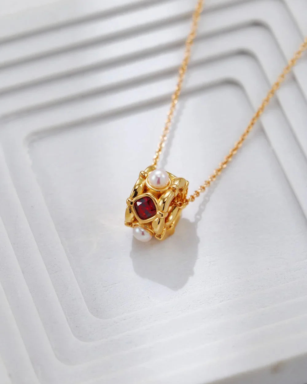 スカーレットパールフレイムネックレス